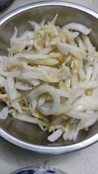 东北酸菜炒粉条的做法步骤:2