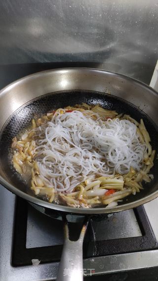 东北酸菜炒粉条的做法步骤:7