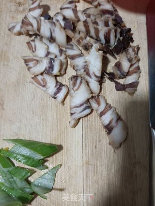 腊肉炒雷笋的做法步骤:2
