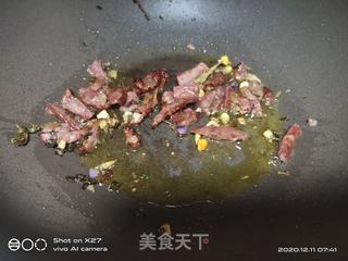 香肠葱香酸菜炒饭的做法步骤：2