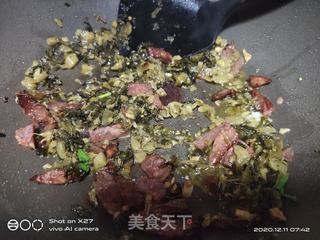 香肠葱香酸菜炒饭的做法步骤：3