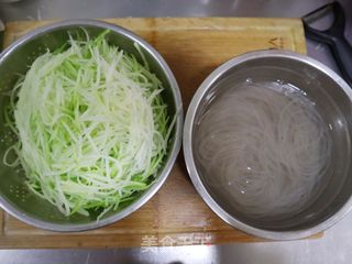 比肉还好吃的白萝卜粉条素包子(内附调馅方法)的做法步骤:3