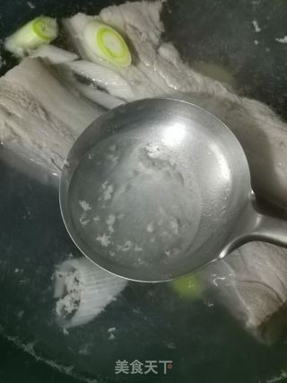 脆皮五花肉的做法步骤:2