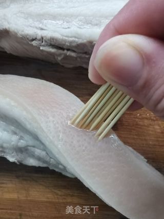 脆皮五花肉的做法步骤:4