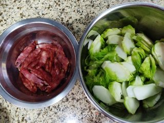 冬季时令儿菜炒腊肉的做法步骤:2