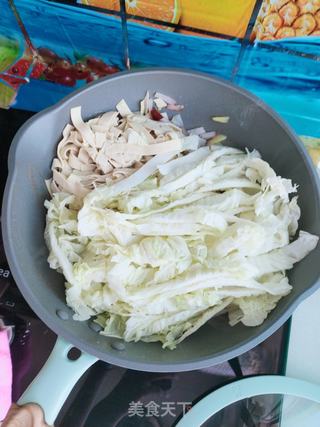 白菜烧豆皮的做法步骤:6