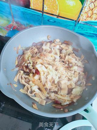 白菜烧豆皮的做法步骤:12