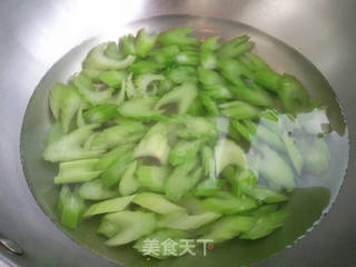 鹅蛋炒芹菜的做法步骤:3