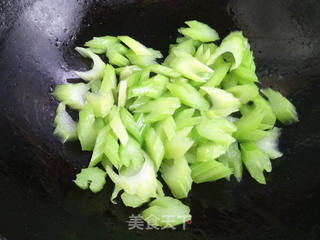 鹅蛋炒芹菜的做法步骤:4