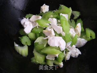 鹅蛋炒芹菜的做法步骤:5