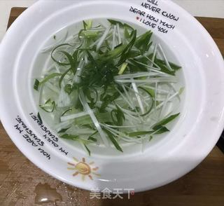 清蒸鲈鱼的做法步骤：2