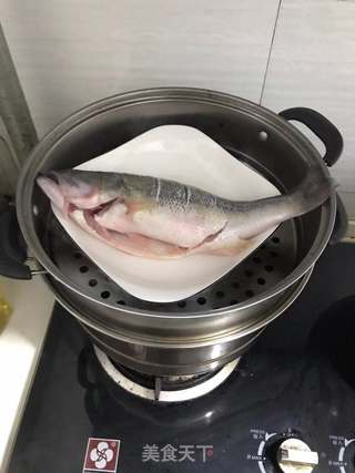 清蒸鲈鱼的做法步骤：3
