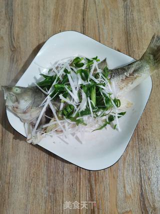 清蒸鲈鱼的做法步骤：4