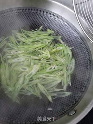 腊肉炒芸豆丝的做法步骤:4