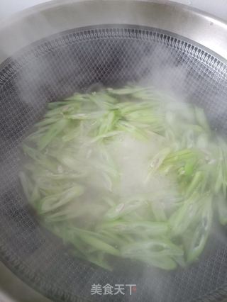 腊肉炒芸豆丝的做法步骤:5