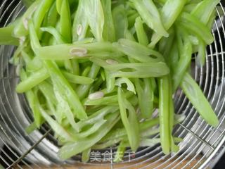 腊肉炒芸豆丝的做法步骤:6