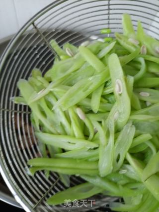 腊肉炒芸豆丝的做法步骤:11