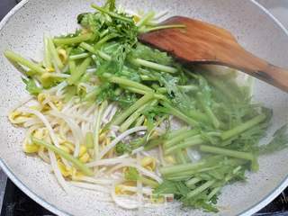 黄豆芽金针菇茼蒿菜的做法步骤:5