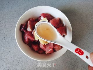 麻辣鲜香的牙签肉的做法步骤：2