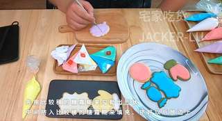 记第一次尝试糖霜饼干,手残了些造型一般,但亲手做的成就感爆棚。的做法步骤:17