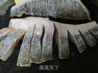 清蒸鲈鱼的做法步骤:2