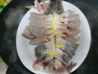 清蒸鲈鱼的做法步骤:6