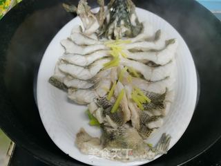清蒸鲈鱼的做法步骤:7