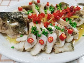 清蒸鲈鱼的做法步骤:12