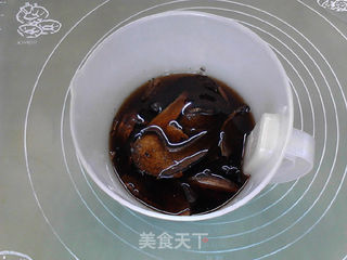 香辣豆豉蘑菇牛肉黑全麦包子的做法步骤:2