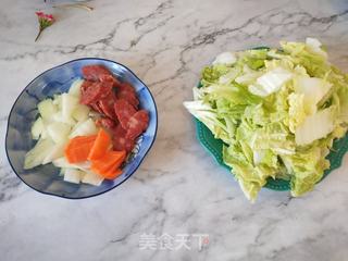 白菜炒腊肠的做法步骤：1