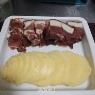 土豆蒸腊肉的做法步骤：1