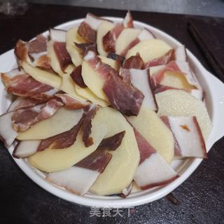 土豆蒸腊肉的做法步骤：2