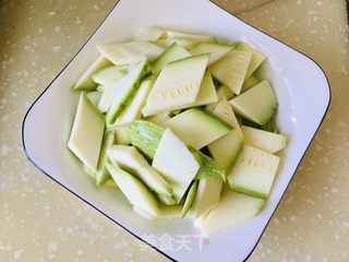 西葫芦木耳炒鸡蛋的做法步骤：1