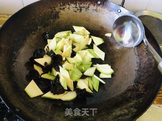 西葫芦木耳炒鸡蛋的做法步骤：4
