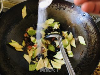 西葫芦木耳炒鸡蛋的做法步骤：6