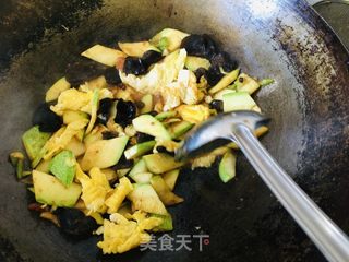 西葫芦木耳炒鸡蛋的做法步骤：8