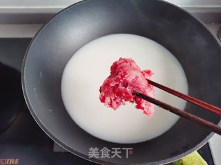 汤鲜味美的青菜鸡蛋猪肉汤的做法步骤：3