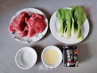 汤鲜味美的青菜鸡蛋猪肉汤的做法步骤：1