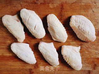 酱香浓郁的红烧鸡翅的做法步骤:2