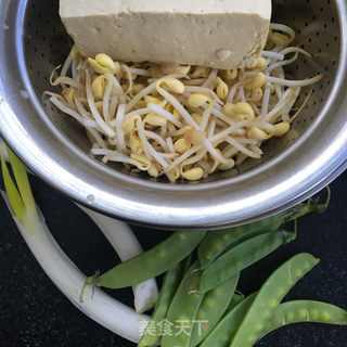 白菜豆腐炖马肠的做法步骤：1