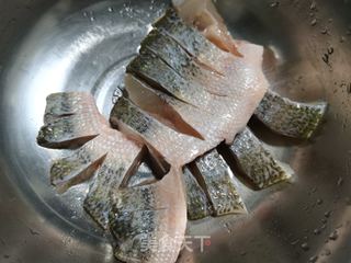 清蒸鲈鱼的做法步骤:3