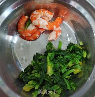 菠菜虾仁蛋炒饭的做法步骤：1