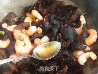 木耳炒虾仁的做法步骤:7