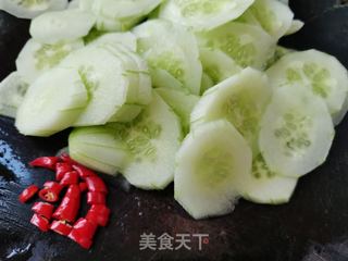 腊肠炒黄瓜的做法步骤：1