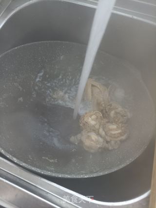 “一碗热粥”薏米鹌鹑粥的做法步骤:6