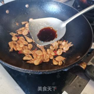 芹菜爆河虾的做法步骤：7