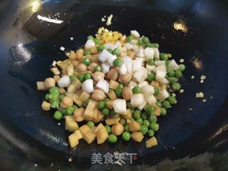 火麻鹰嘴豆菠萝炒饭的做法步骤：4