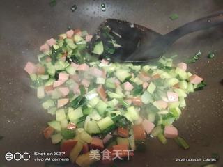 火腿肠黄瓜炒饭的做法步骤：3