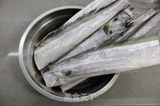 红烧带鱼的做法步骤：1