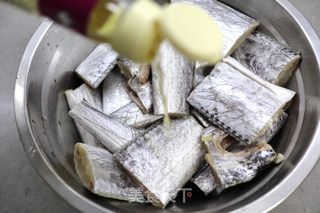 红烧带鱼的做法步骤：3